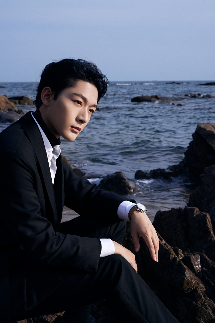 张晚意海边正装写真壁纸