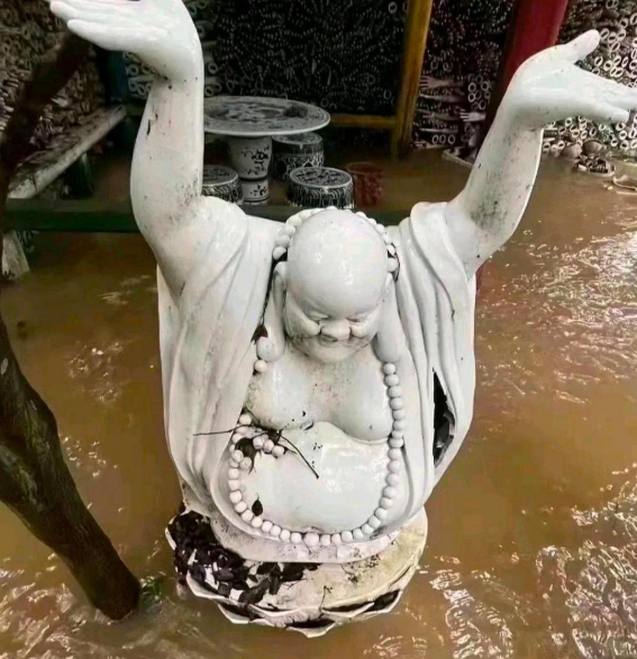 泥菩萨过河,自身难保.