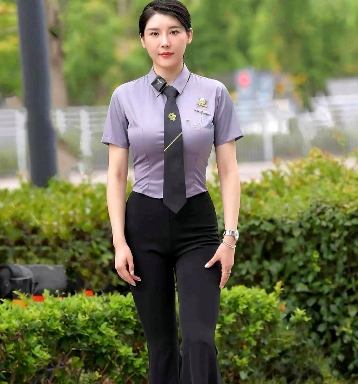 小区女保安,这服装还不错