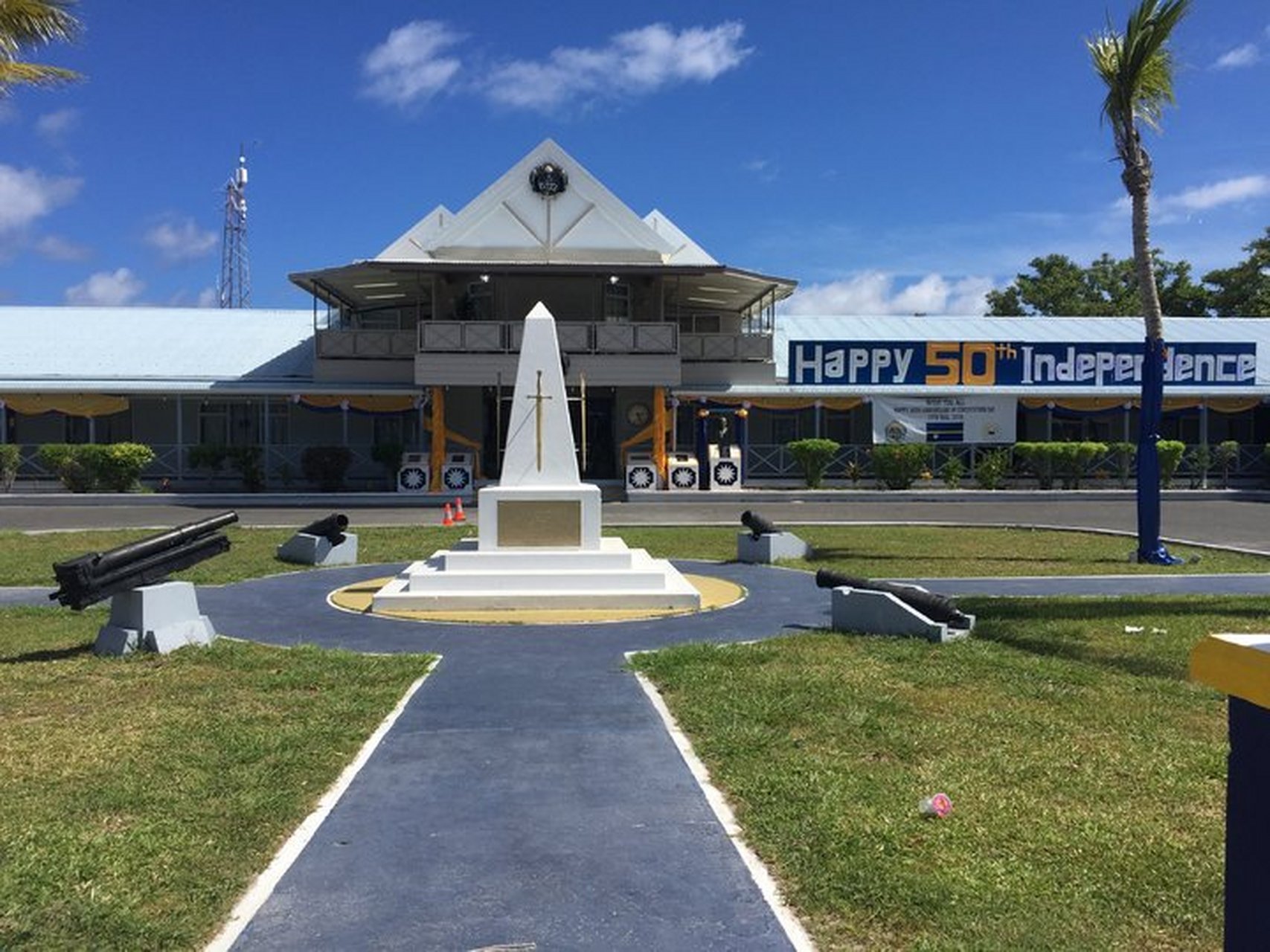 瑙鲁共和国,位于太平洋上,由珊瑚礁组成,面积较小,人口稀疏.