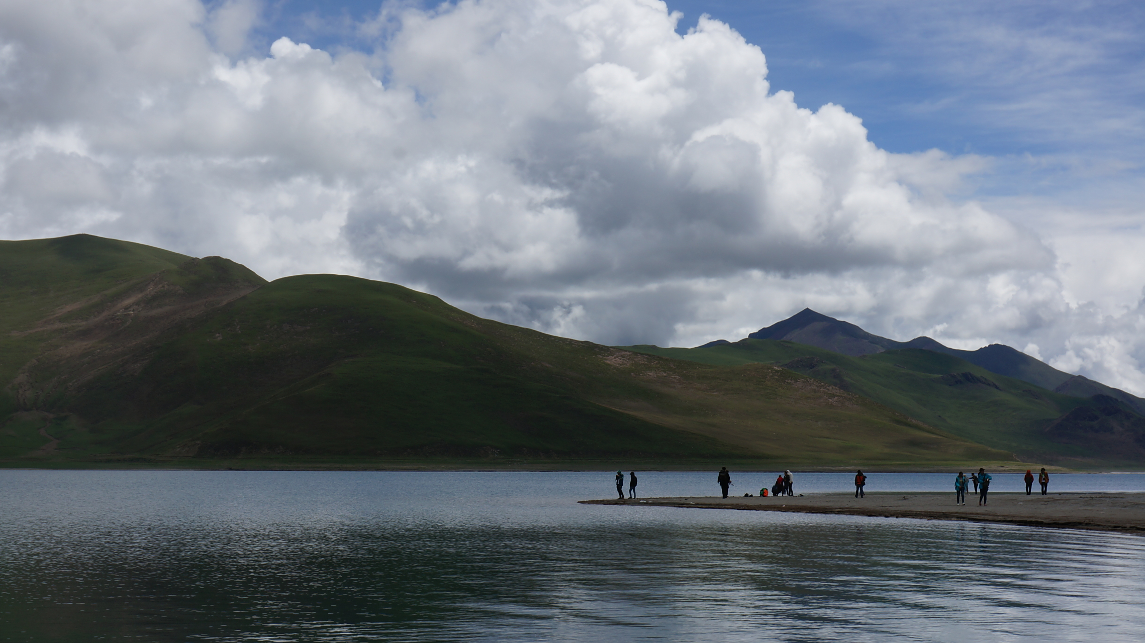 羊卓雍措湖风光 羊卓雍错湖位于西藏自治区山南市贡嘎县,是西藏的三大
