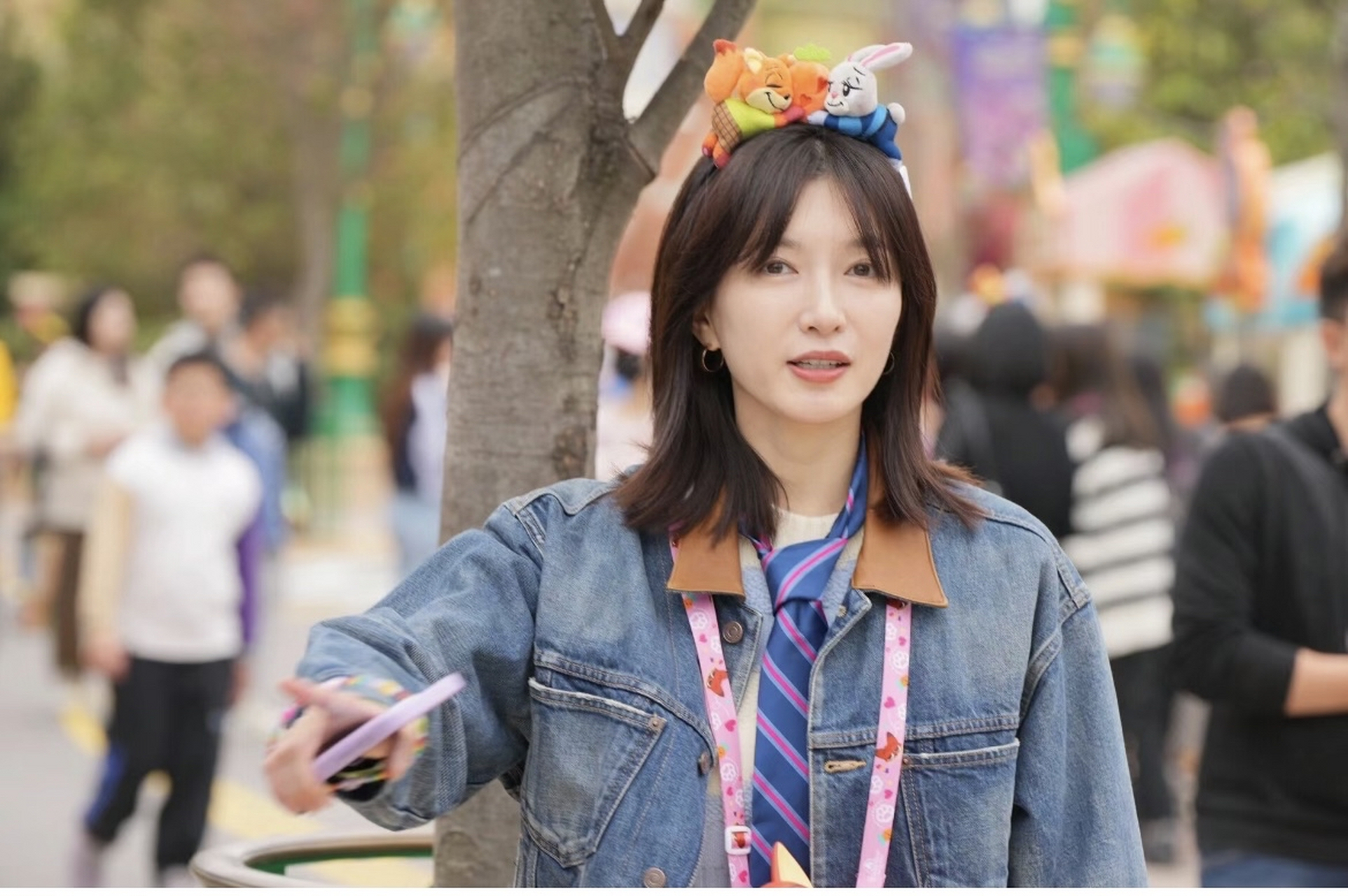 迪士尼偶遇江疏影,她本人很美很年轻,瘦瘦高高皮肤超白,五官清秀气质