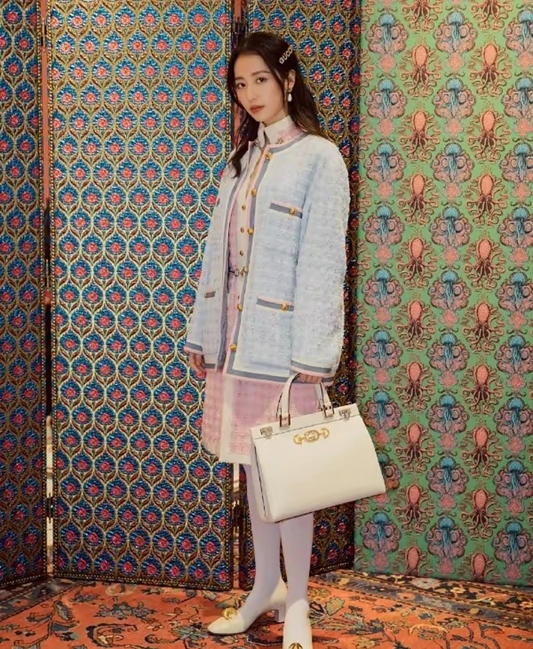 周雨彤穿着一身白色的丝袜.