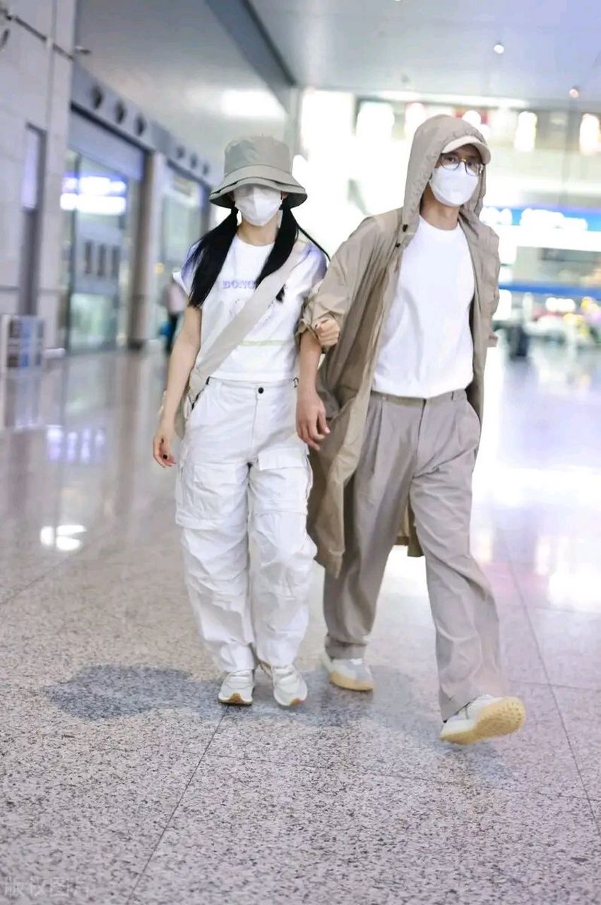 张杰和谢娜亮相上海机场,两位手牵着手显得非常般配,走路的时候也特别