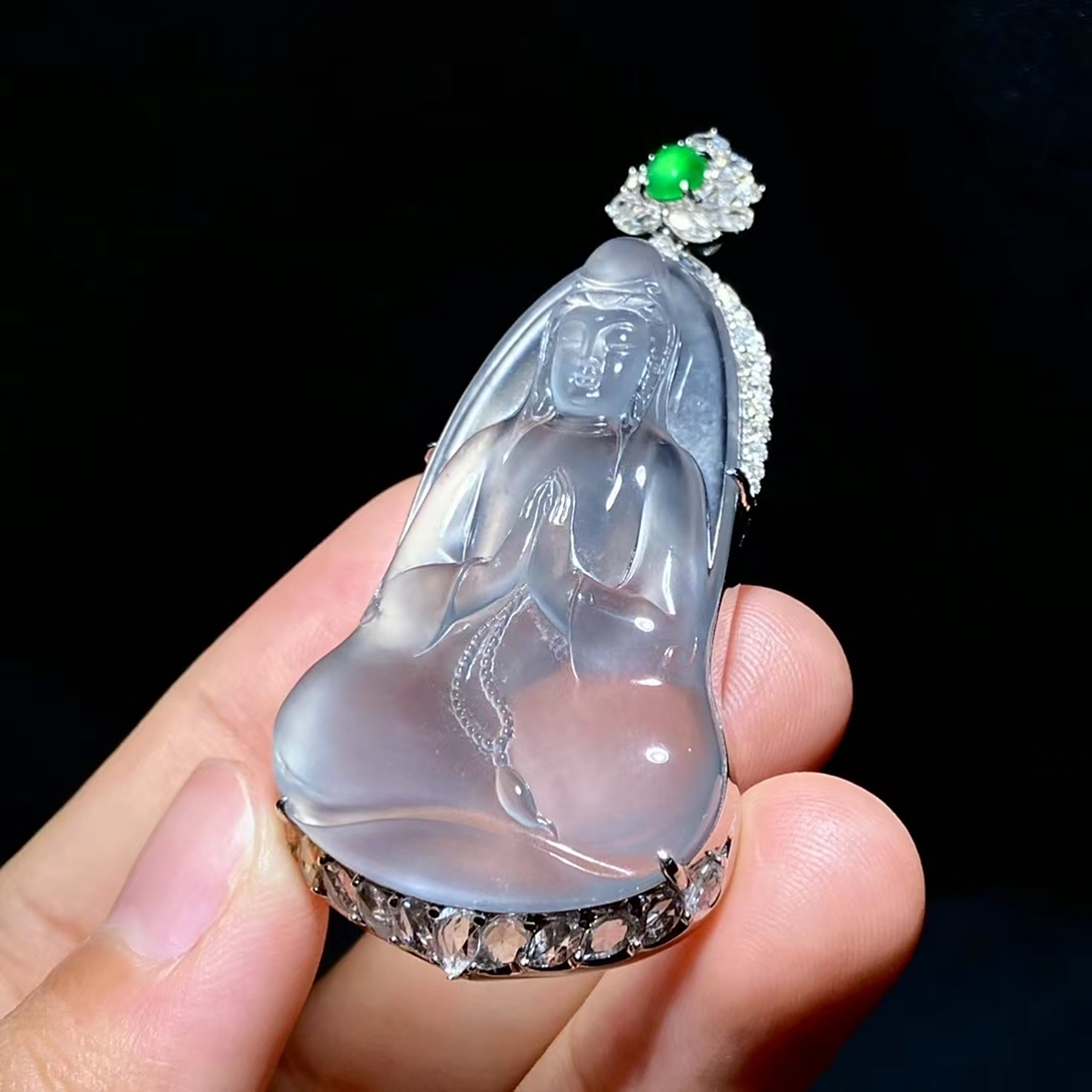 玻璃种翡翠素衣观音,通透水润的质地,流畅而灵动的雕刻工艺,整件吊坠