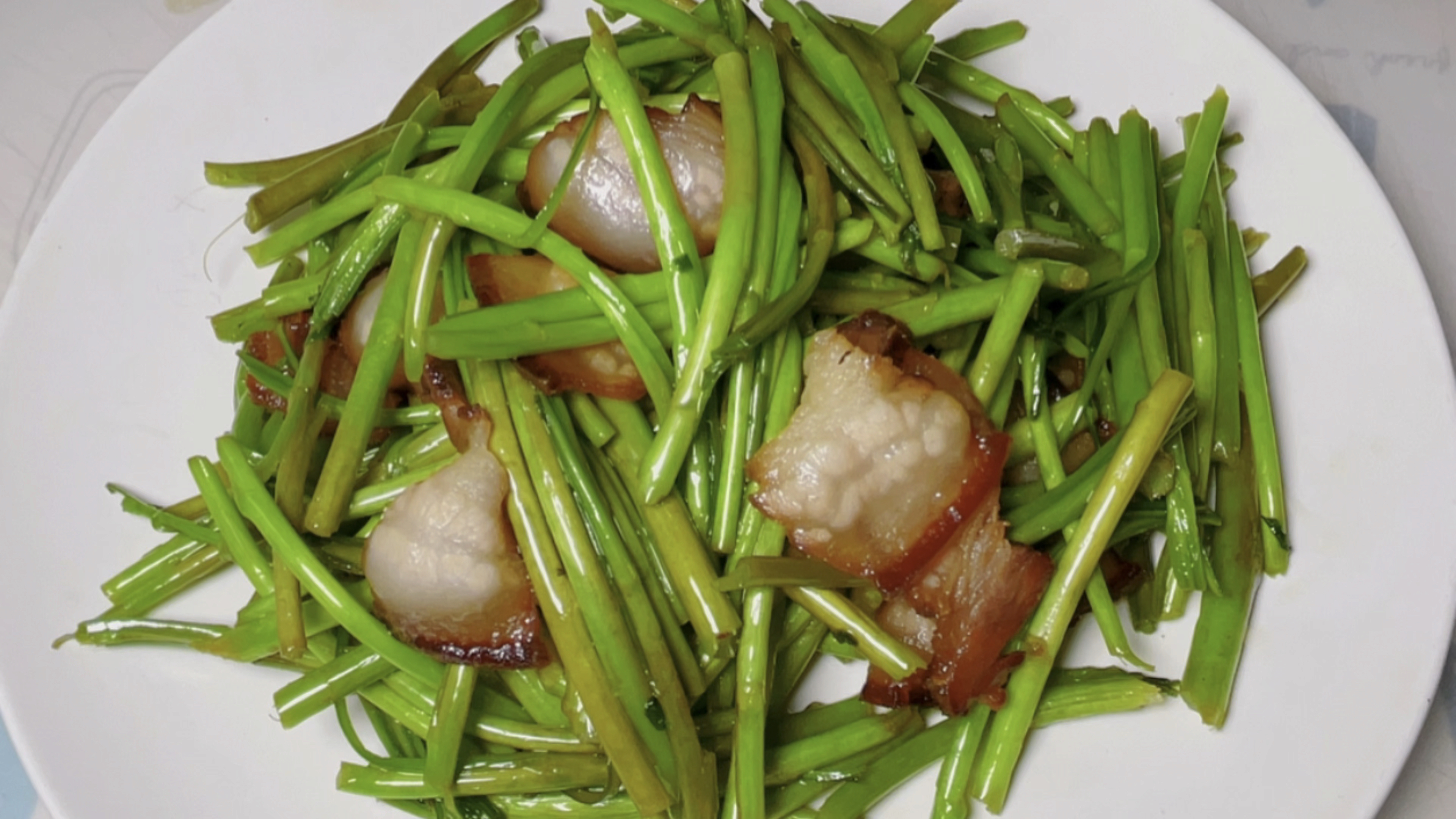 泥蒿炒酱油肉,泥蒿清脆爽口不发黄,酱油肉晶莹剔透酱香浓郁