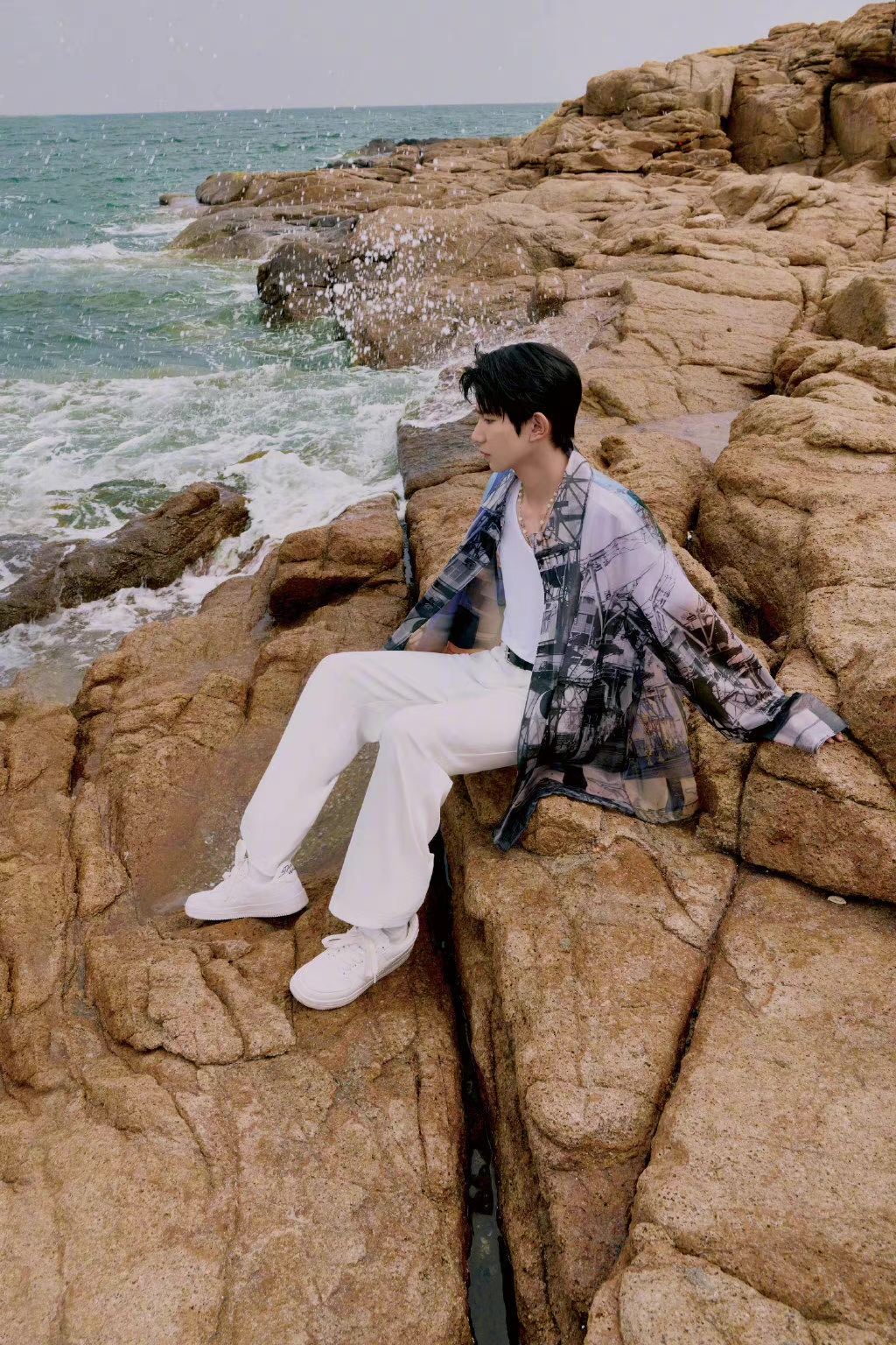 王源海边大片,安静的少年将它的心事倾诉给温柔又浪漫的海风