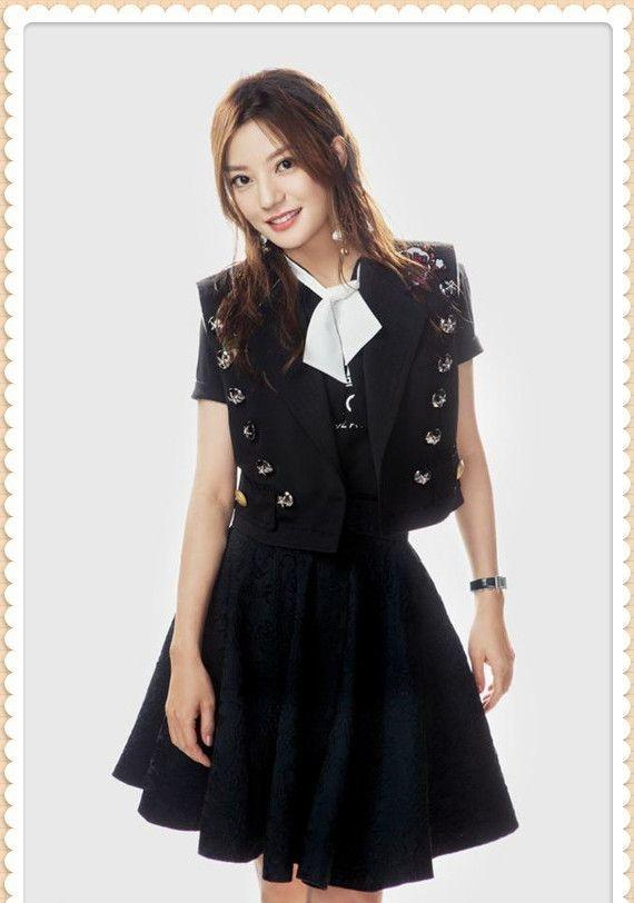 要给服装师加鸡腿,赵薇完美逆袭,小西装外套真显身高