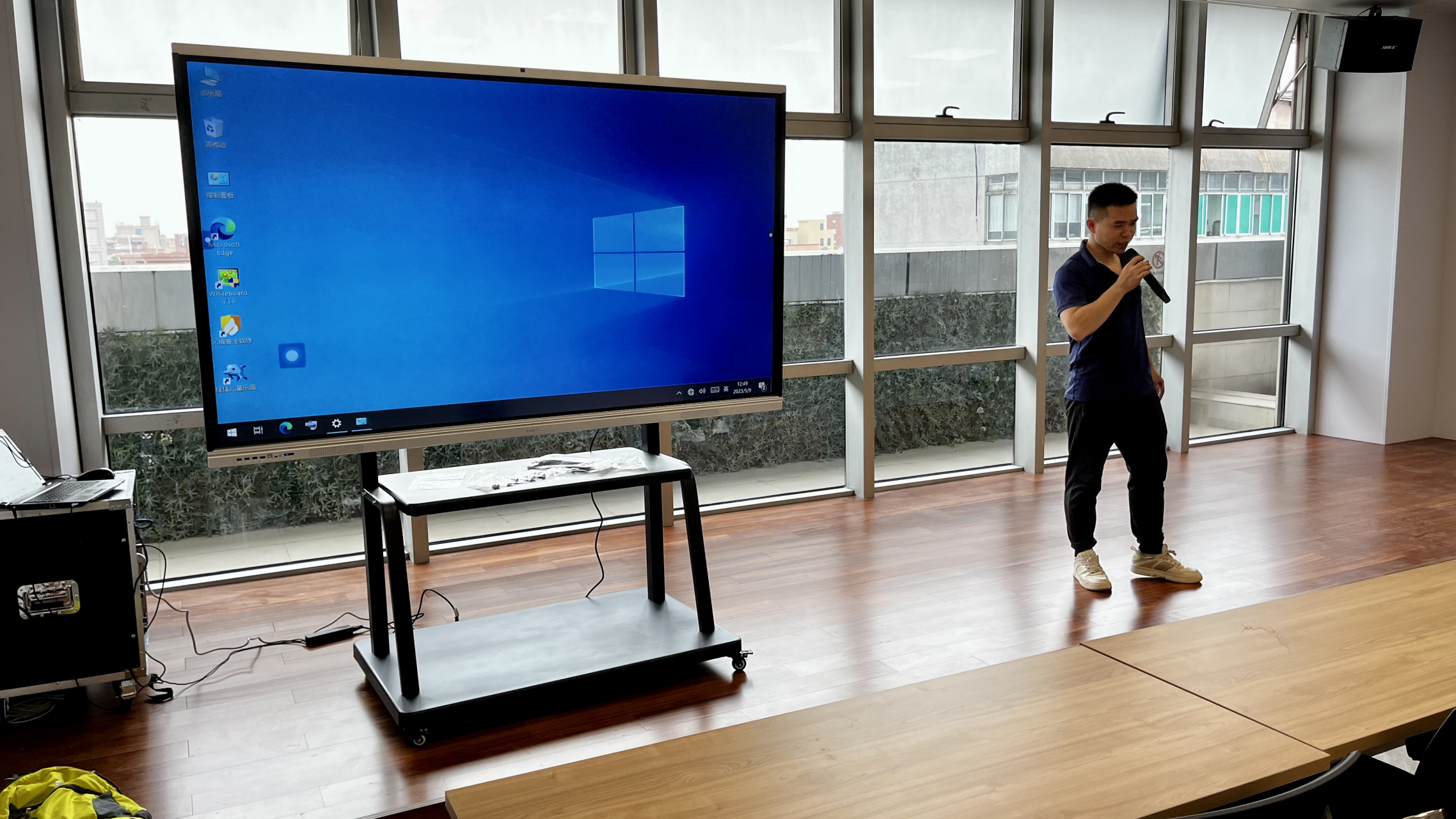 今天来安装智能一体机 高端会议升级 老板都说好