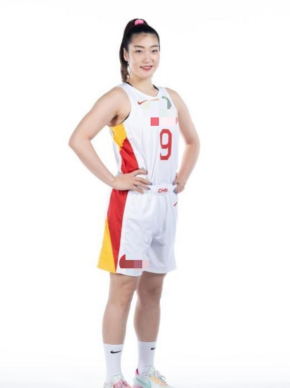 李梦,辽宁沈阳人,中国职业女子篮球运动员,场