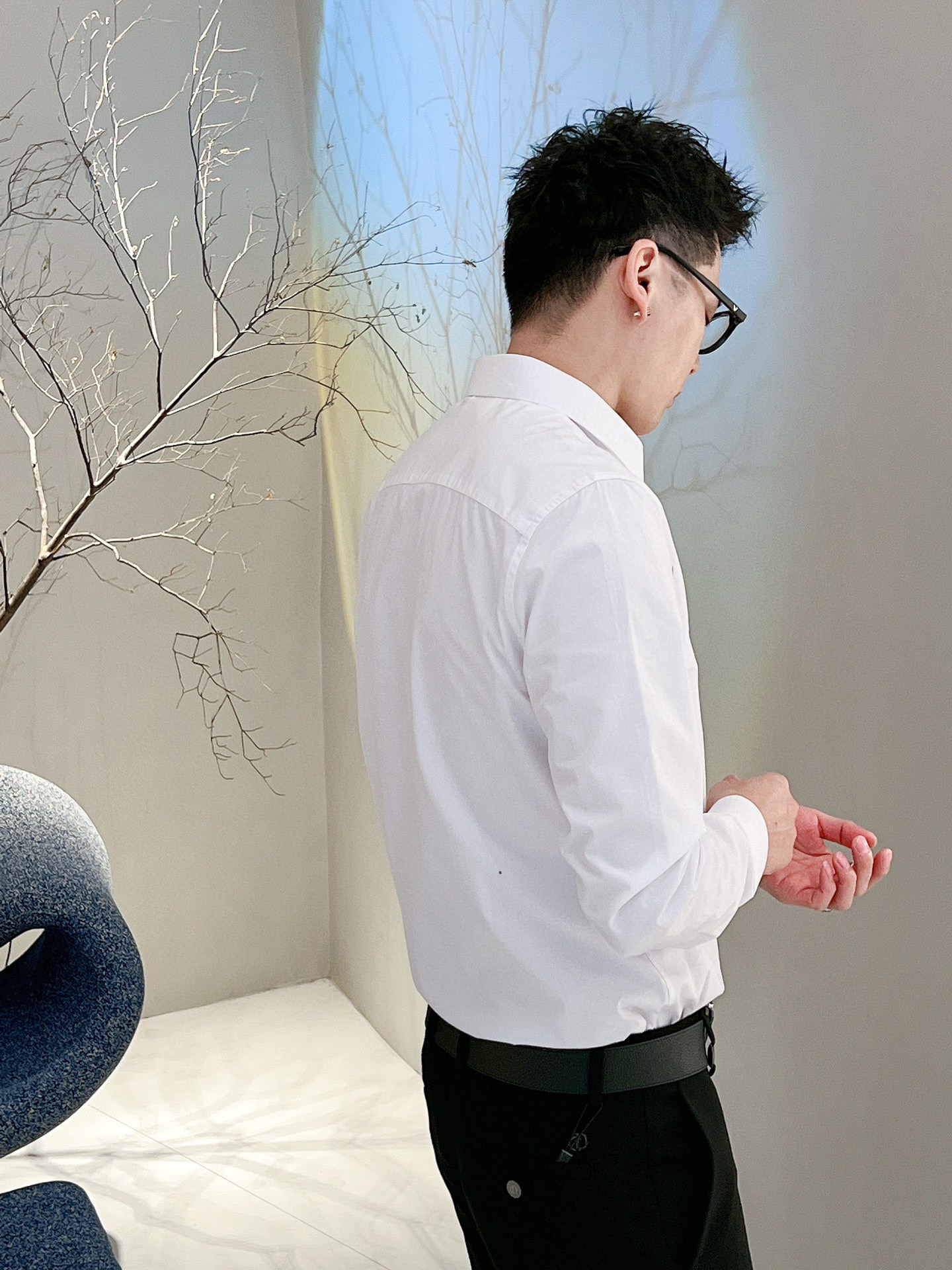 实拍普拉达新款老花肩带衬衫,简约白休闲更帅气