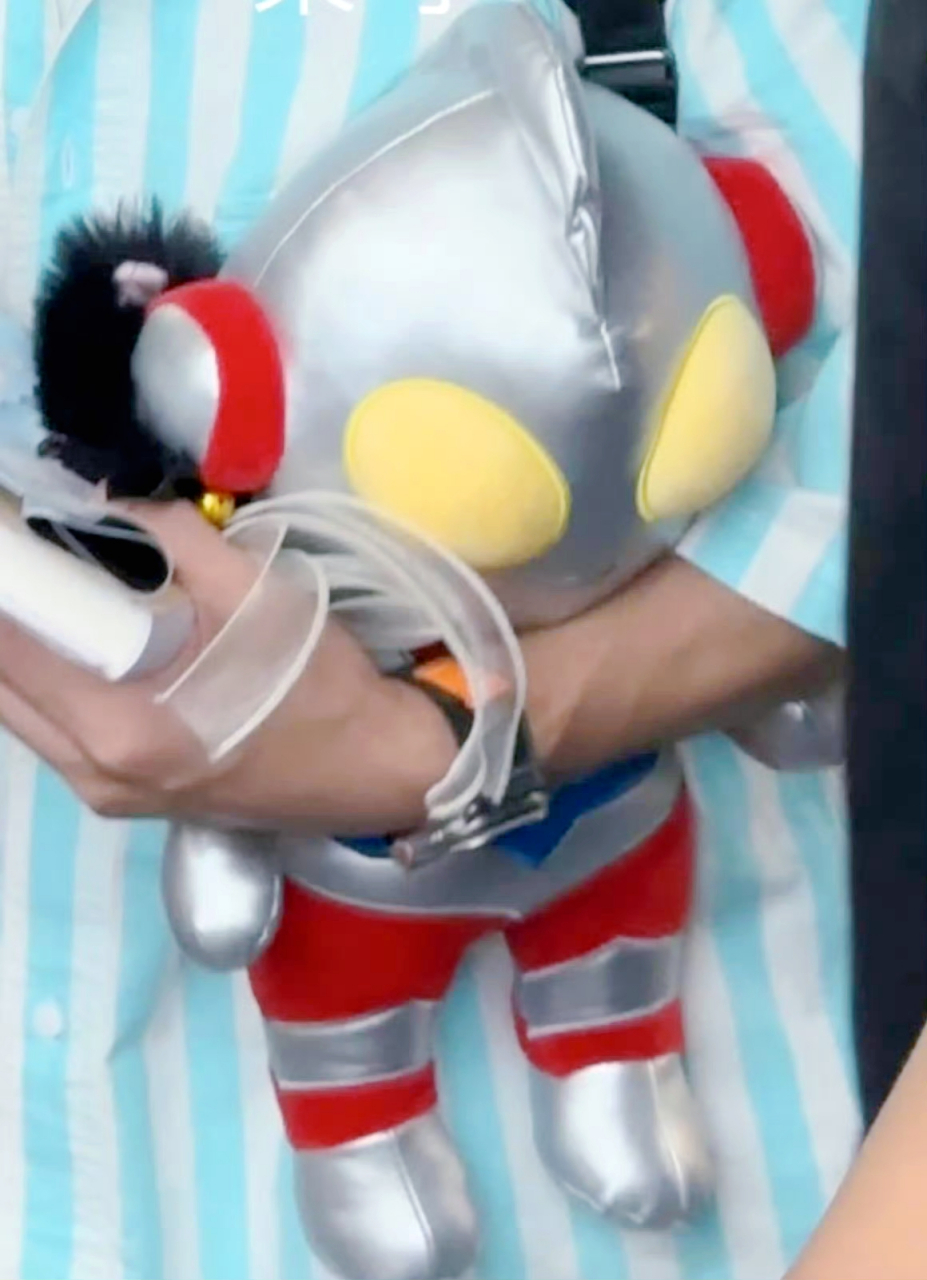 笑死了,乌尔善锤于适脑壳,天降奥特曼,怎么关于于适的热搜都这么搞笑