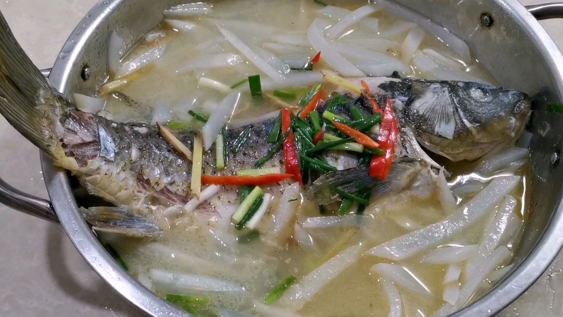 白萝卜丝煮鲫鱼的做法,方法简单,用最简的食材做好吃的家常菜