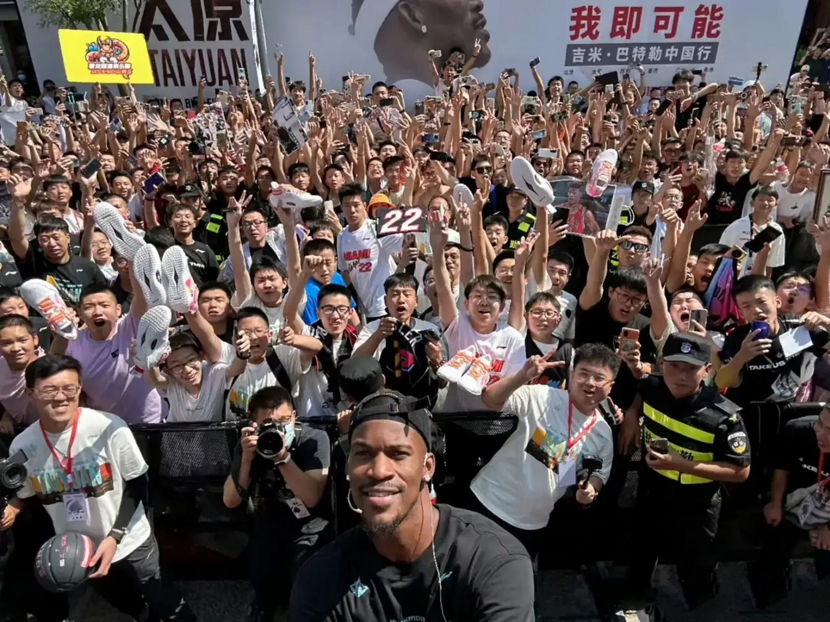 nba热火队球星吉米·巴特勒在中国行太原站掀起了一片热潮.