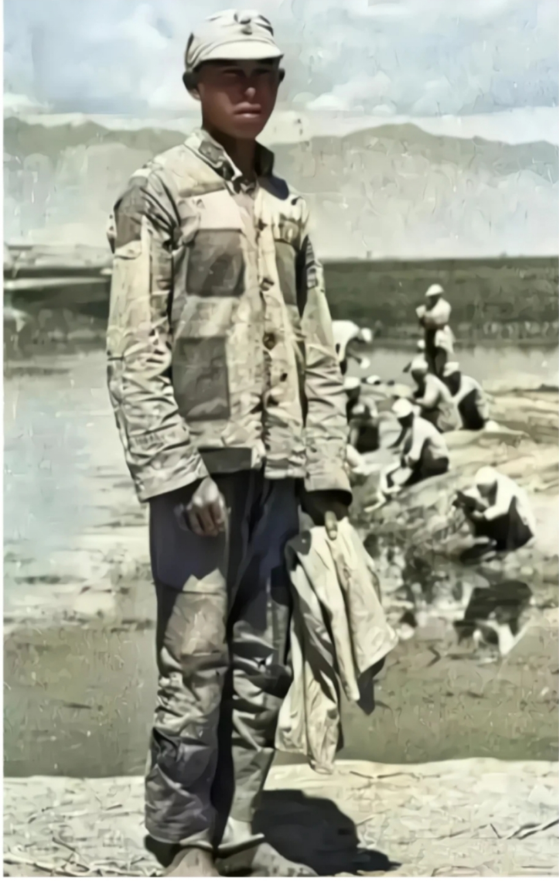 历史老照片,1940年,穿着补丁衣服的八路军战士,那时候,八路军条件很