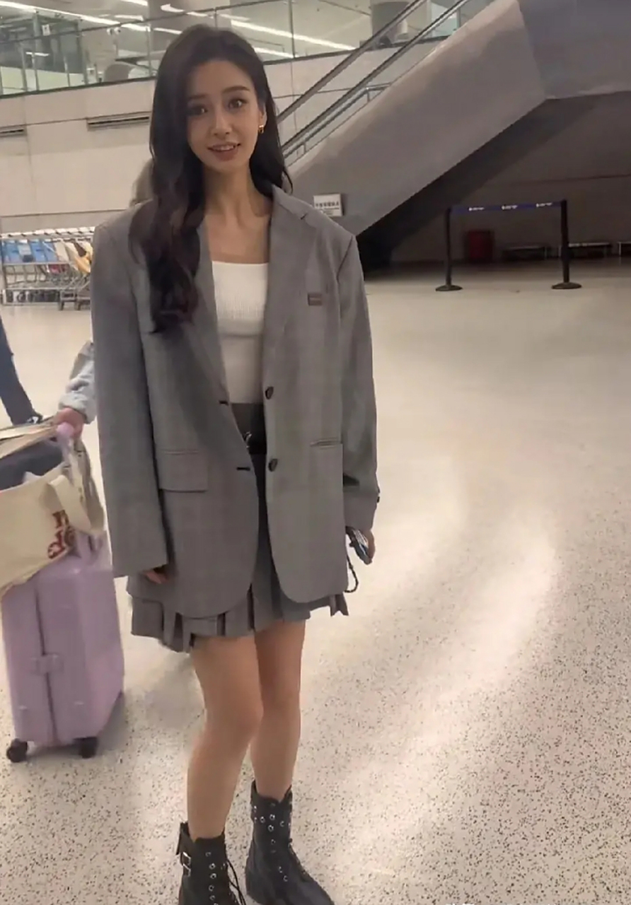 姐姐这小腿腿真细吖 angelababy真的太好看了 ,原相机都能那么美真人