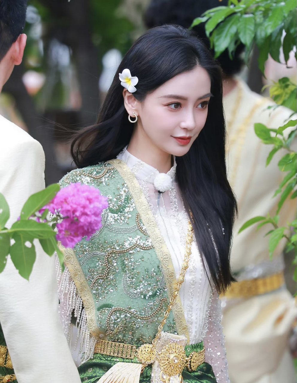 angelabab杨颖这套绿色泰式服装,看着好养眼.要被鼻姐颜值杀疯了!