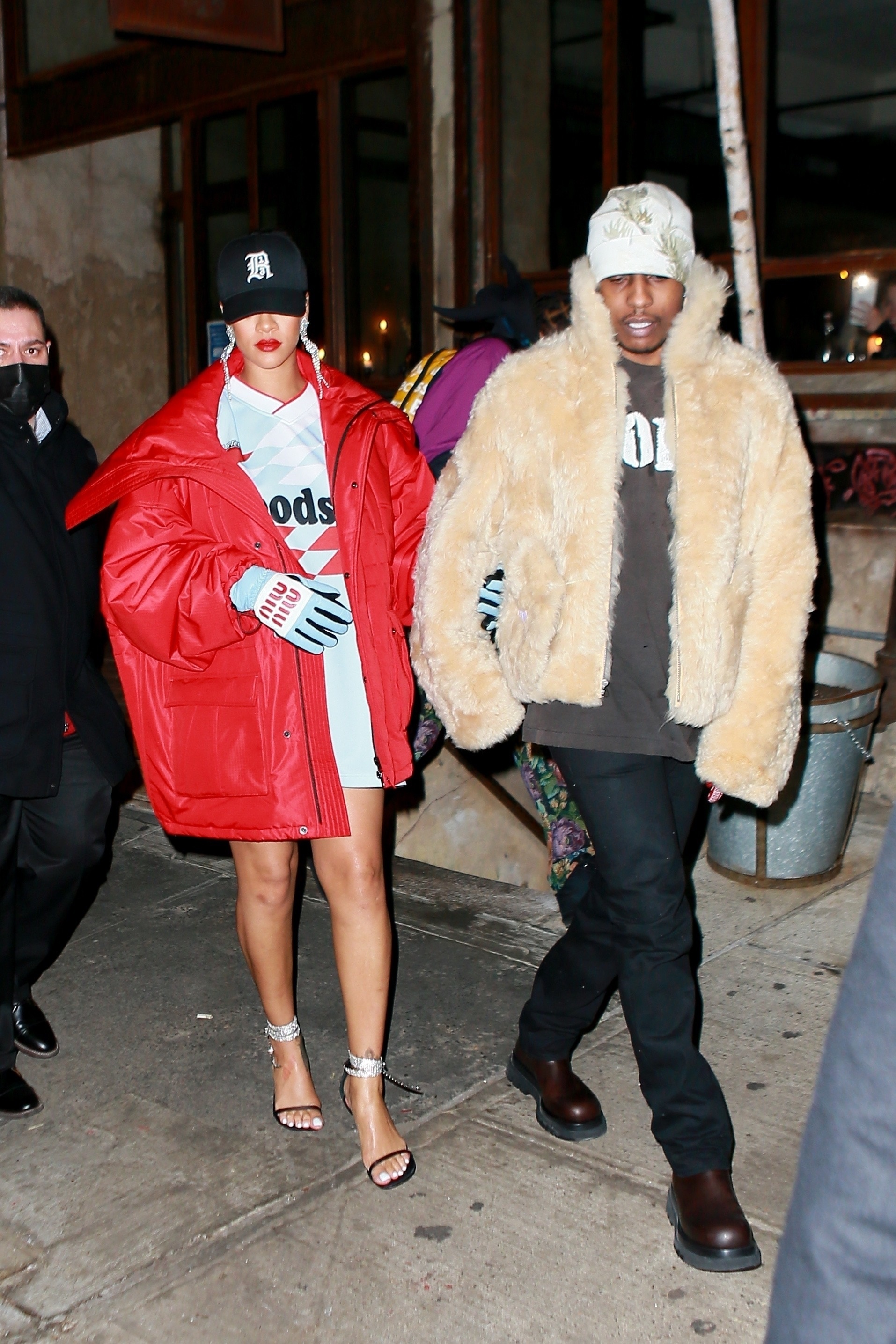 歌手蕾哈娜,穿大红夹克,明艳喜庆