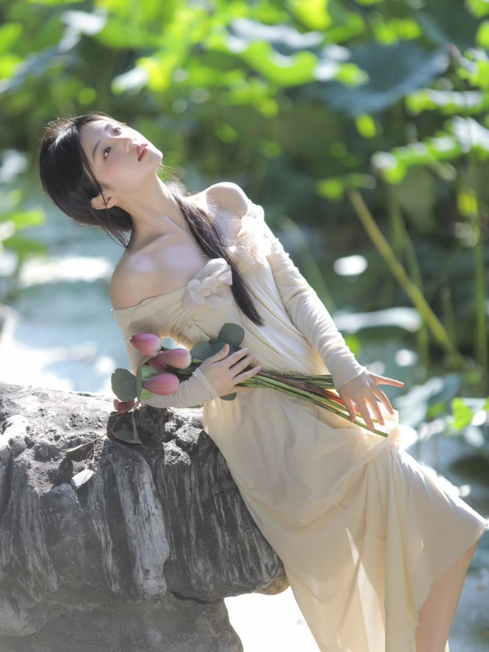 荷花和美人简直就是绝配,这就是传说中的古典美人吧