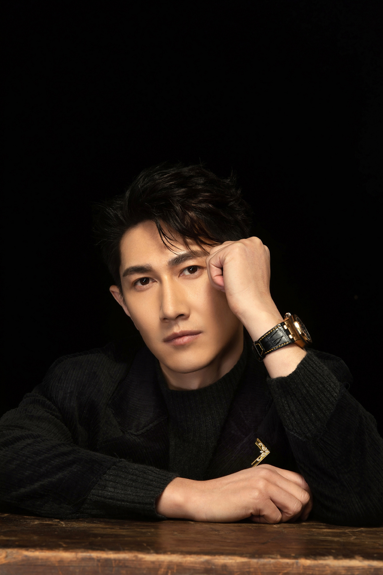 何明翰的极简黑色穿搭,简约帅气又大气,完美演绎熟男风格