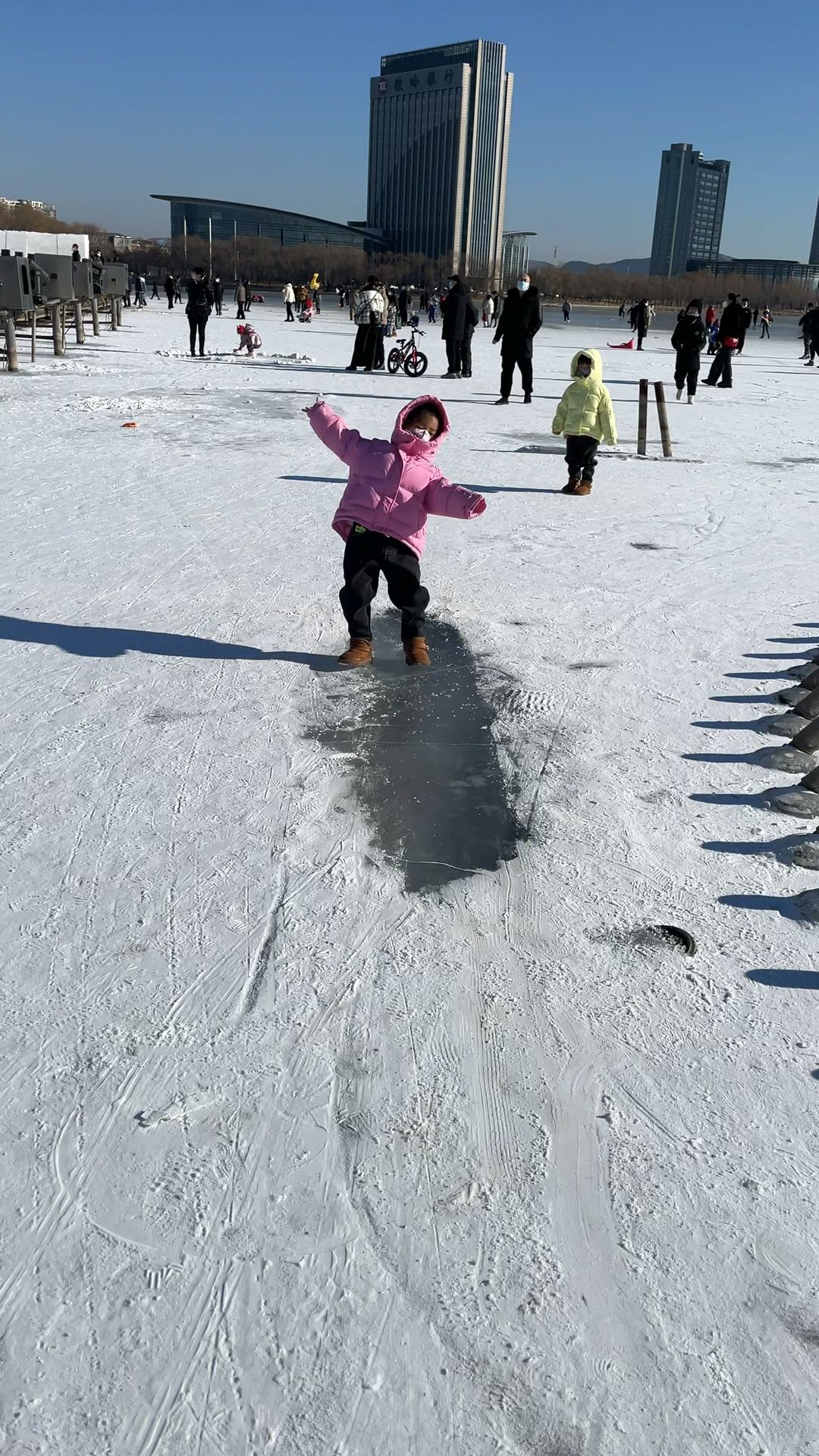 打出溜滑挺好玩,就是有点费屁股