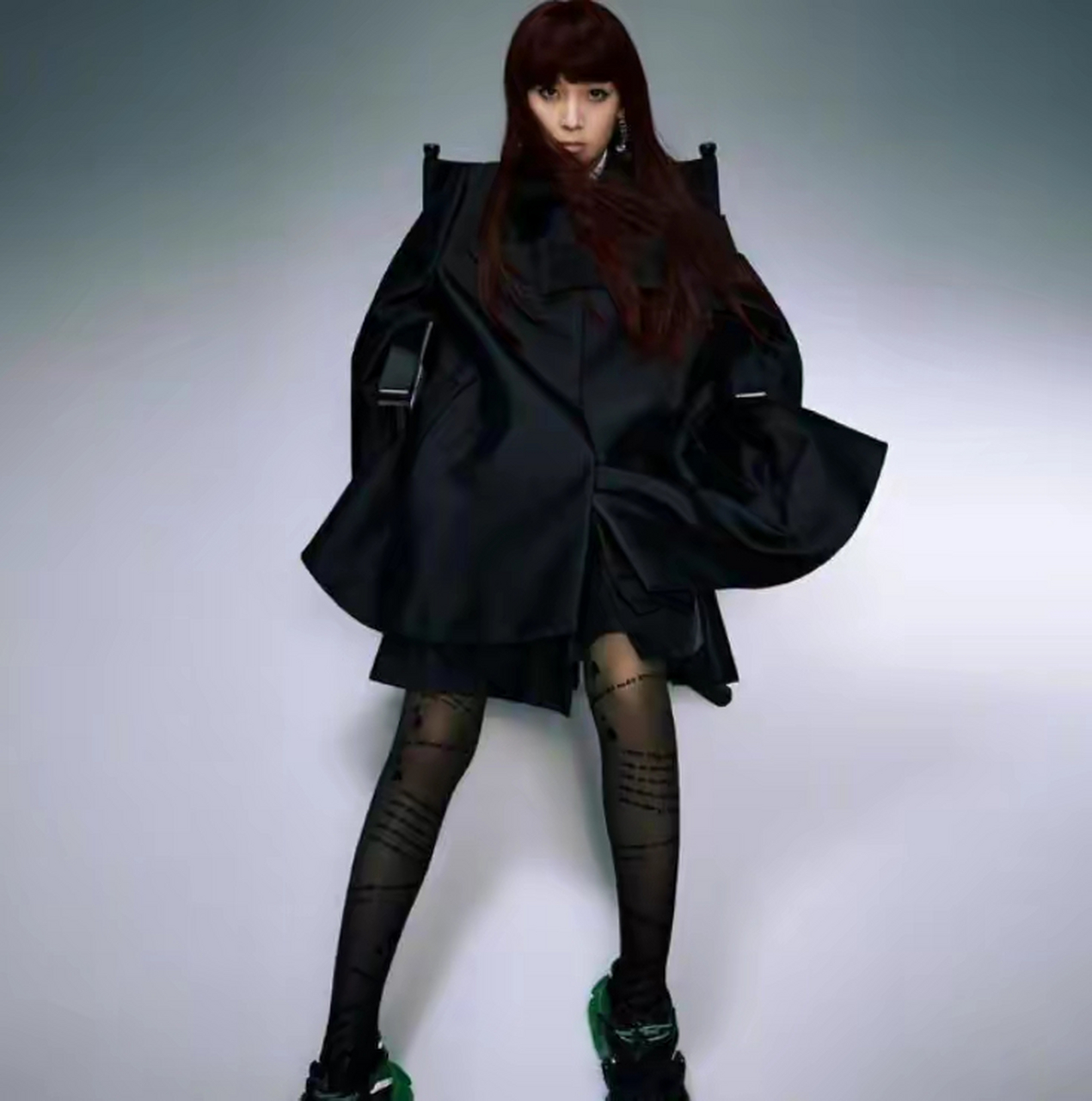 小魔女"陈瑶再次回归,穿黑色丝袜搭配黑色上衣霸气十足!