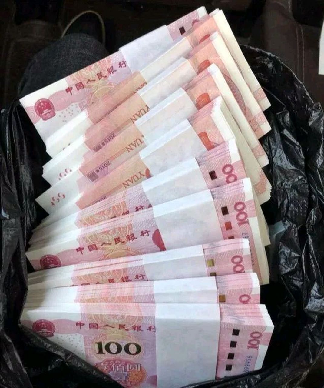 手拿100块钱的图片图片