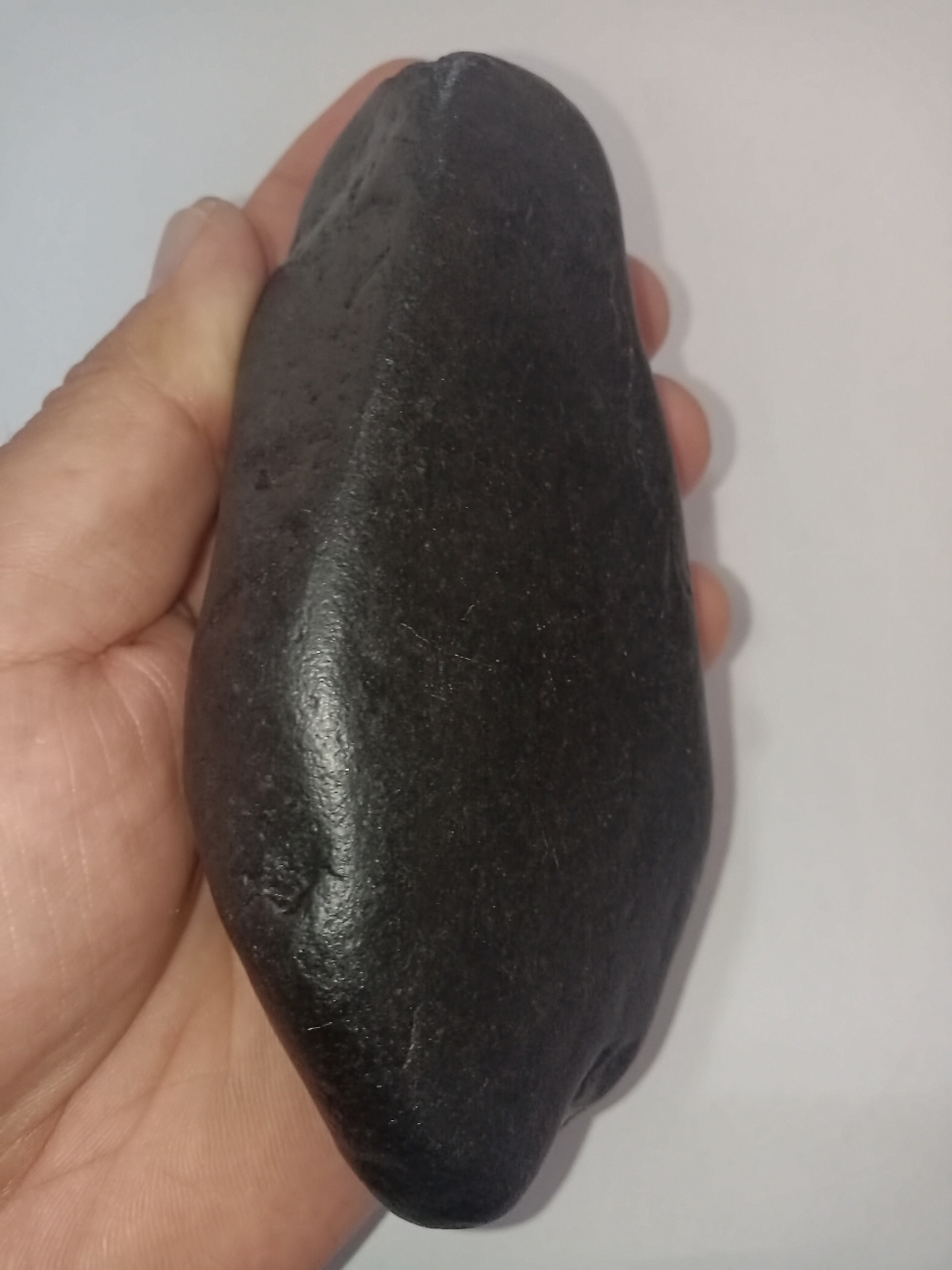 戈壁滩原石,黑色油亮有磁性.强光手电照射有绿色光圈.戈壁滩一手自捡.