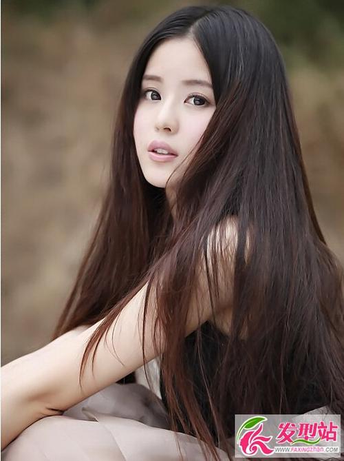 我的理想女生是一个有着一头柔顺的长发,头发通常是直的,没有做过任何