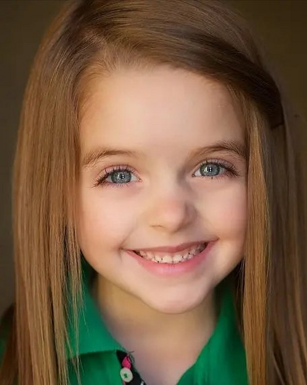 曾经的好莱坞御用颜值童星麦肯娜·格瑞丝现在已经16岁了.