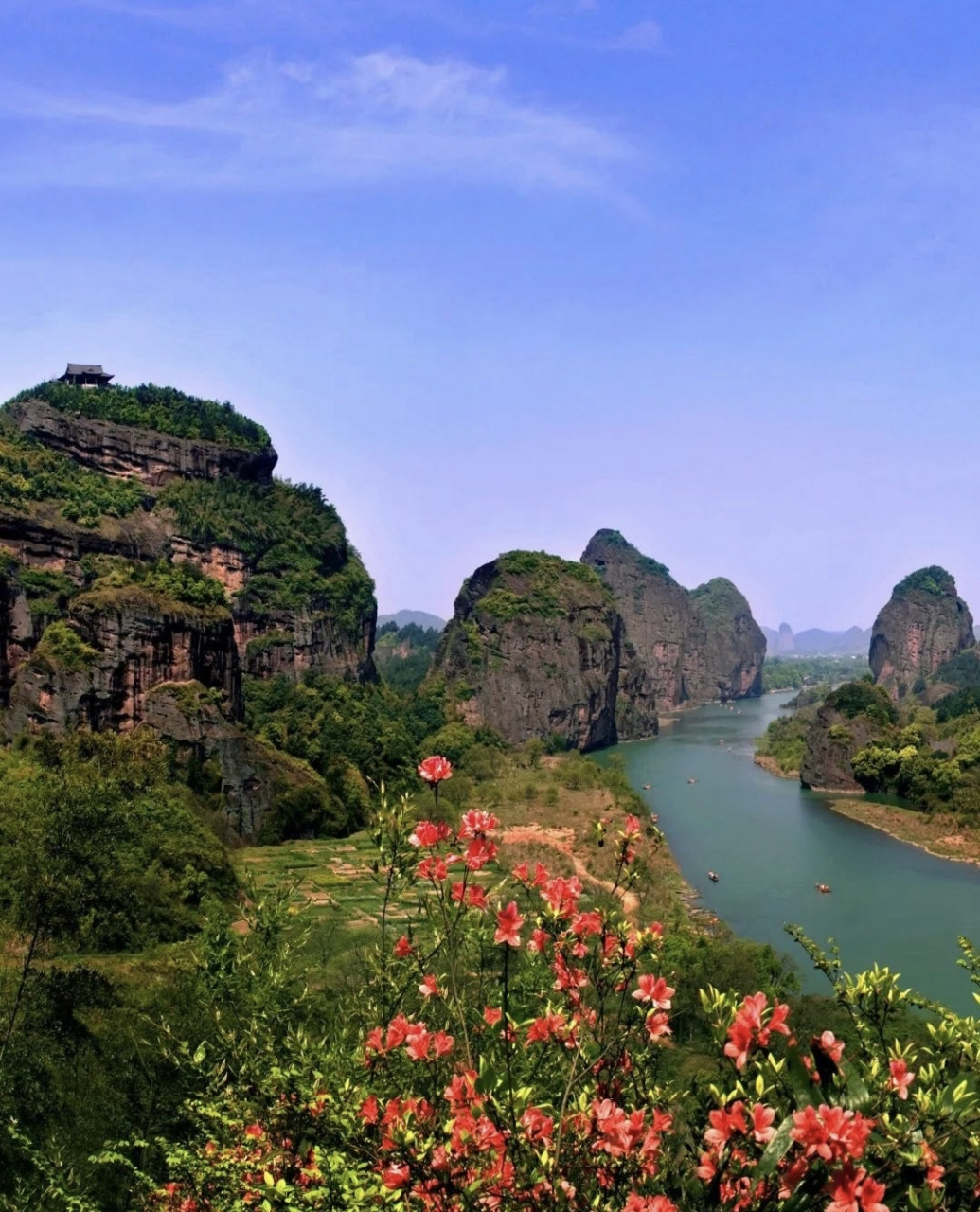 江西龙虎山,位于江西鹰潭市,是中国典型的丹霞地貌风景,是中国道教