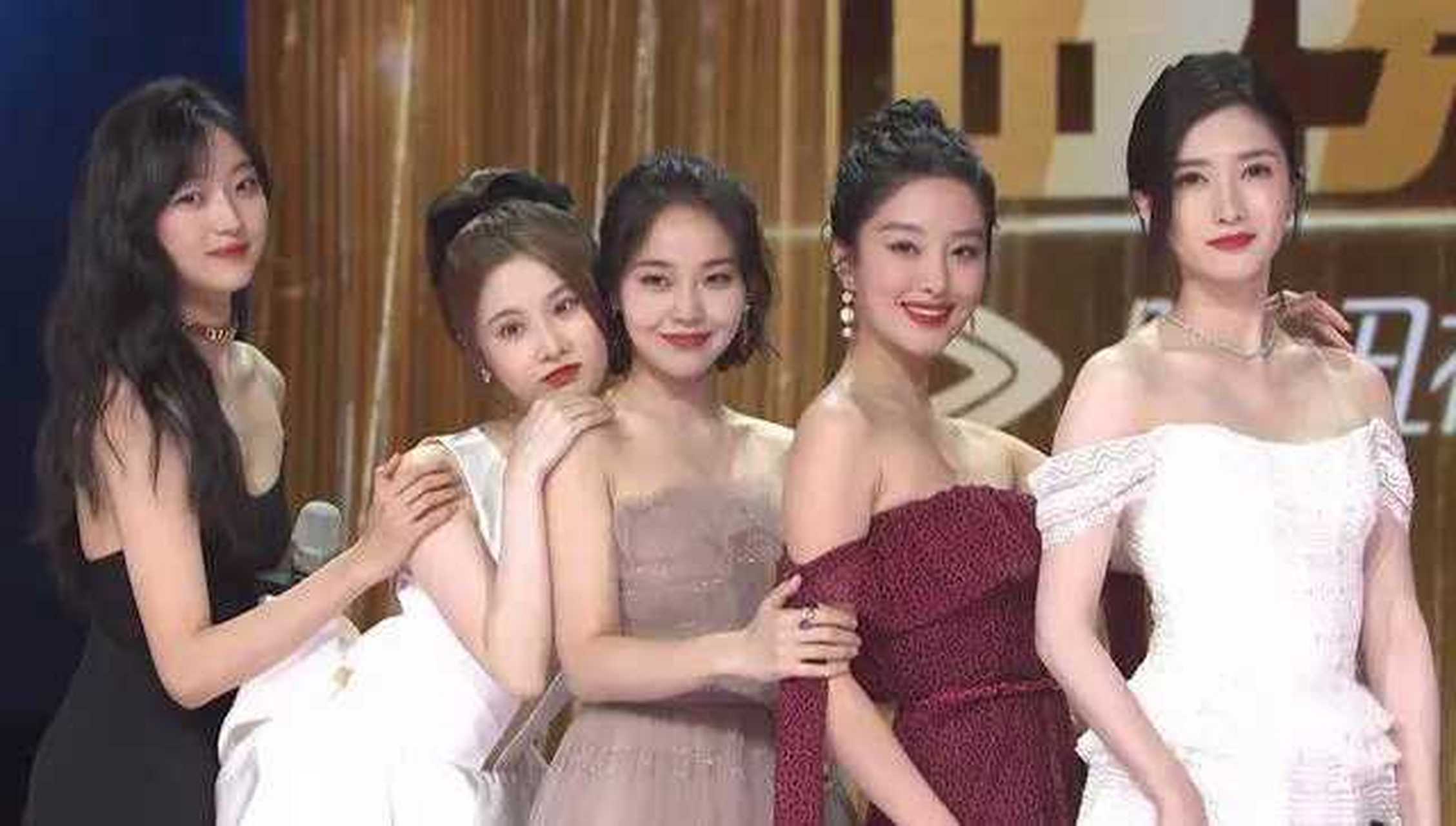 "拾光盛典"女星争艳:热巴穿丝绒裙大胆露背,鞠婧祎踩20cm高跟  2021年