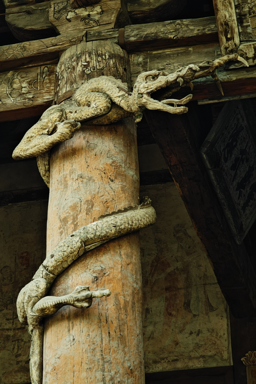 龙,也许真的存在过 太原晋祠圣母殿廊柱上的八条木雕盘龙.