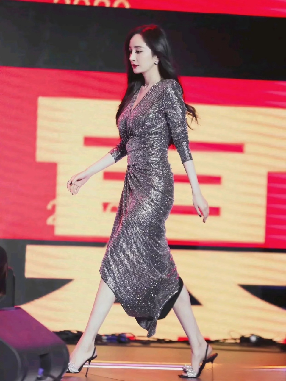 杨幂这身材简直太好了,前凸后翘的,超性感.