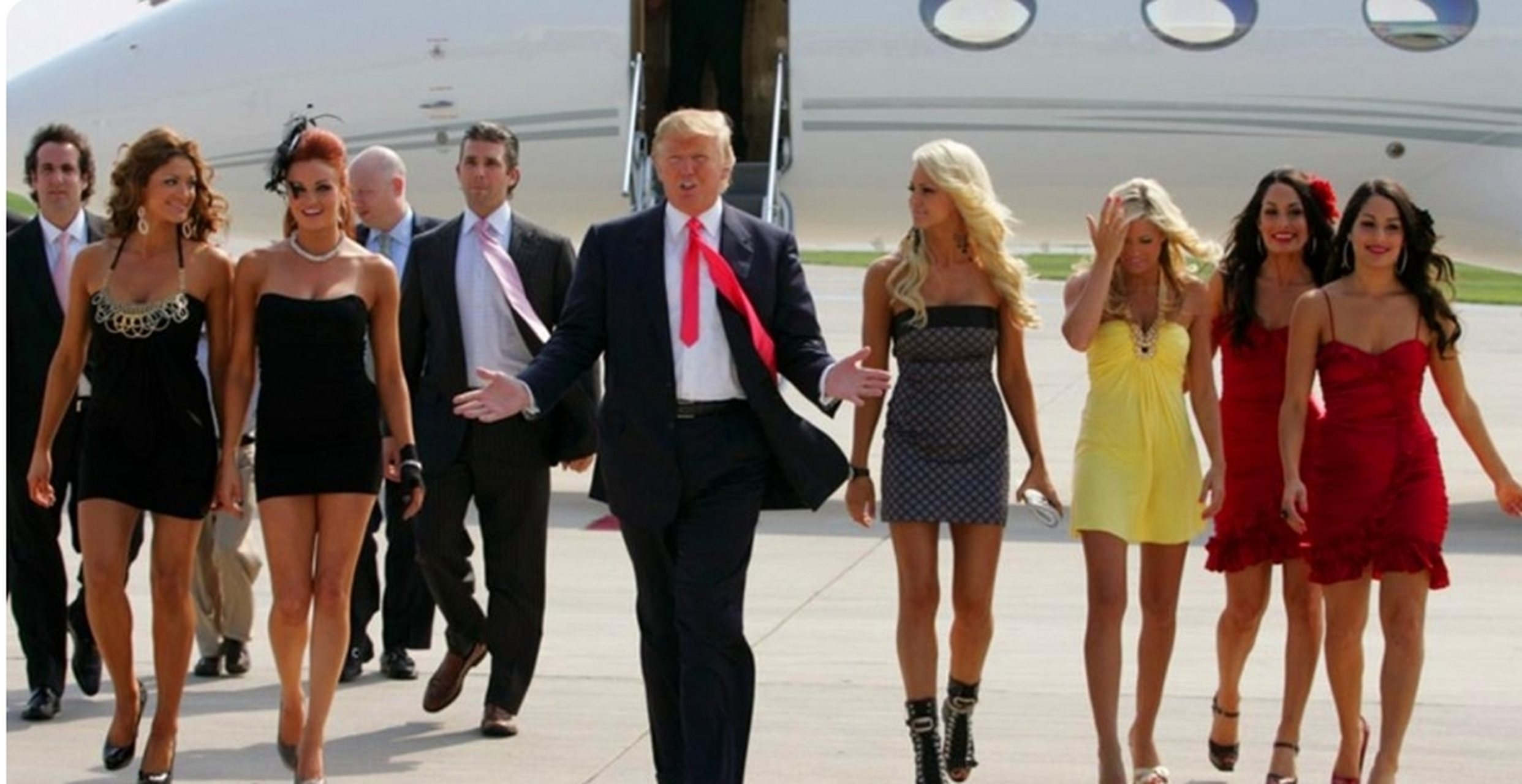 【学徒剧照,川普迈着六亲不认的步伐下飞机了】川普在他自制综艺中