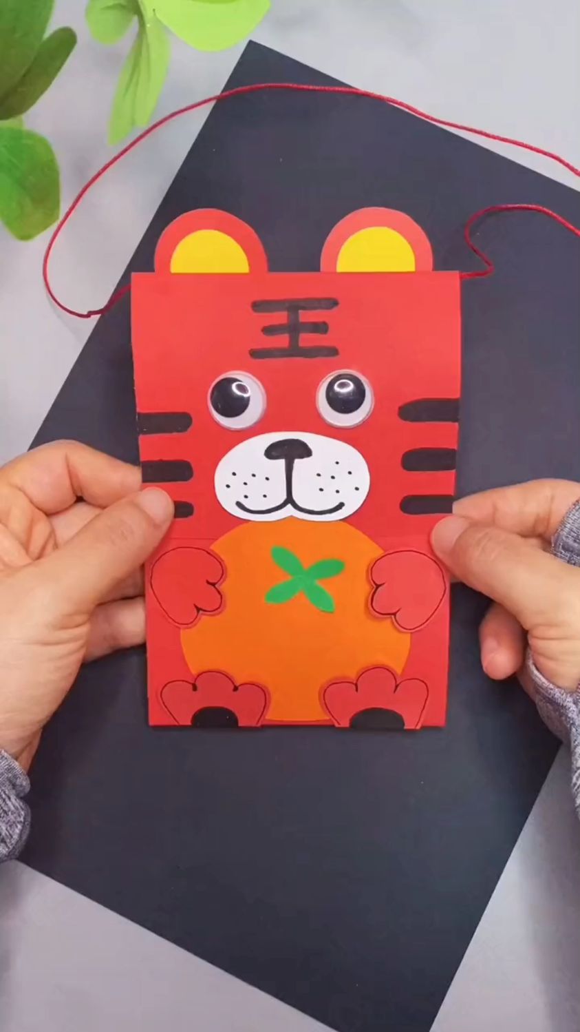 快过春节了用卡纸做个可爱的小老虎立体贺卡吧