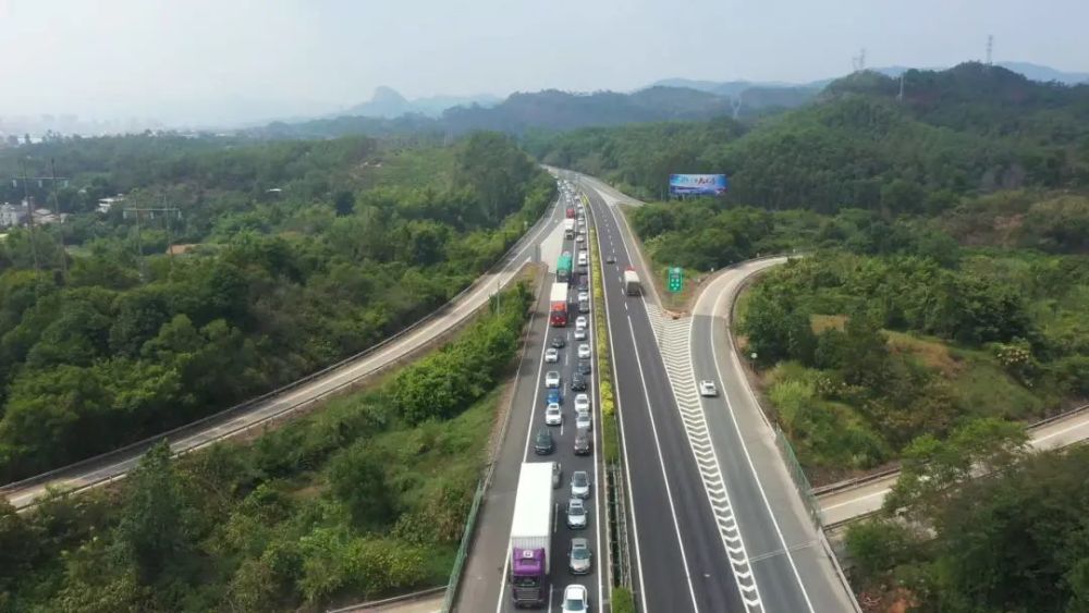 印度博主拍摄中国河源高速公路,印度网友:再过5年印度就可以拥有