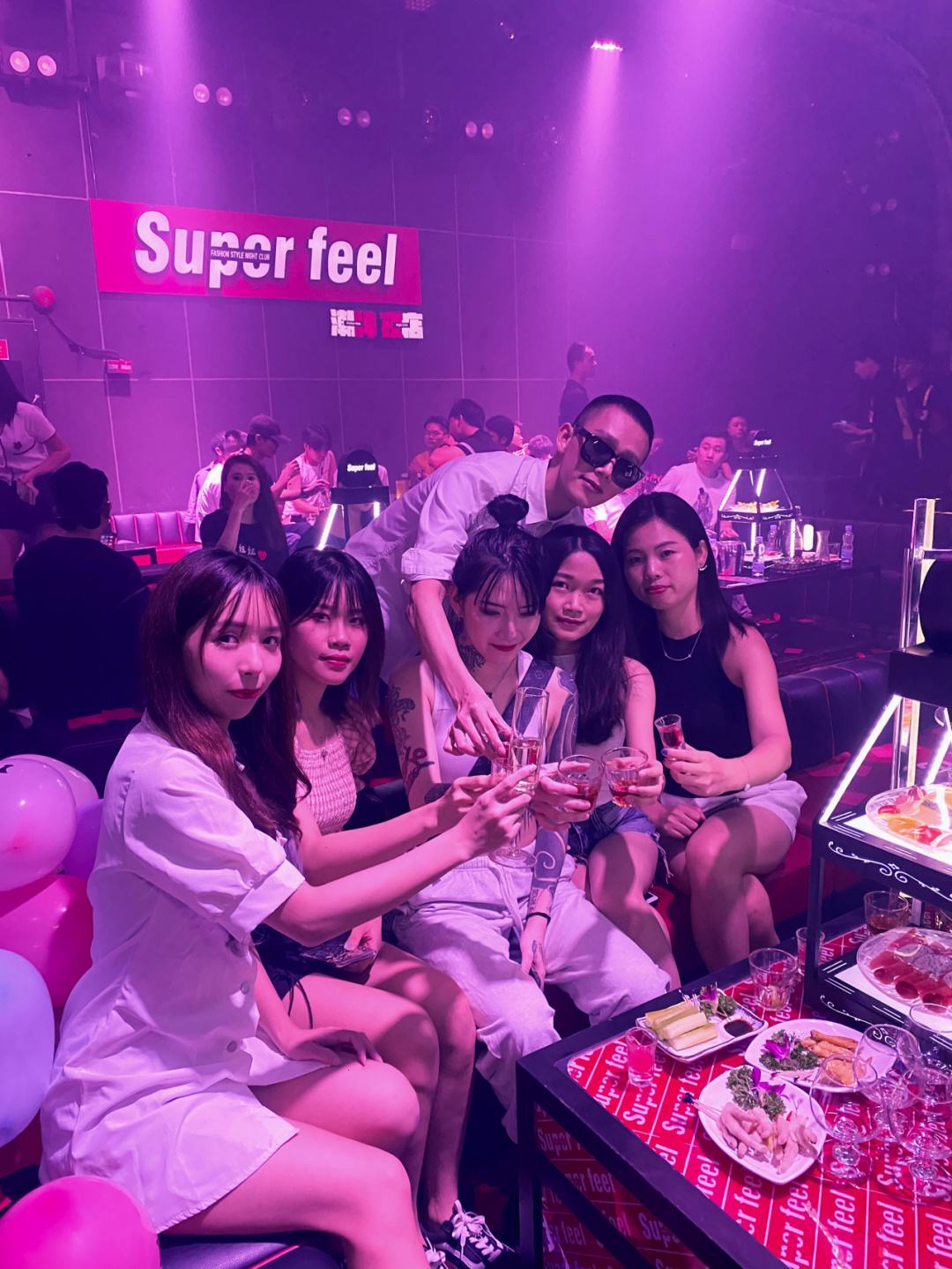 老总酒吧买醉(老总在酒吧骗女孩喝酒)
