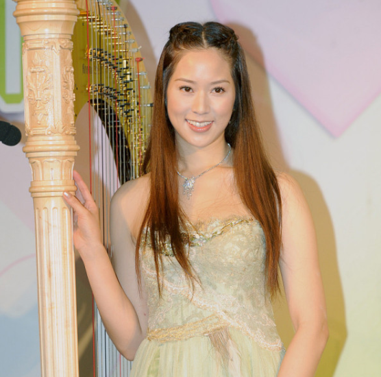 千亿媳妇徐子淇淡妆大变样!一袭绿裙嫩得像小姑娘,起码年轻十岁