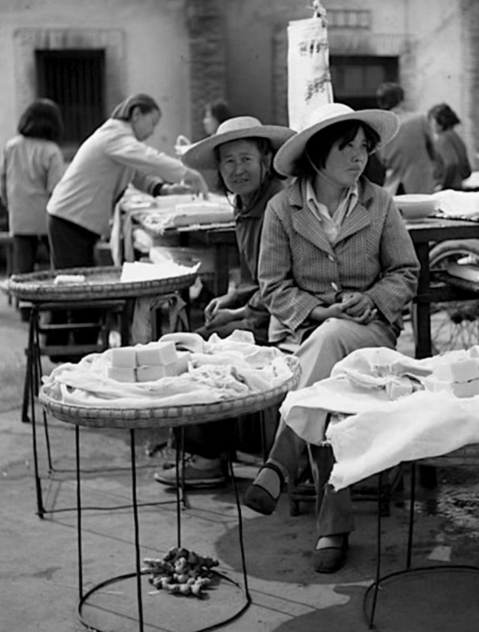 1988年,云南石林老照片,菜市场正在摆摊的女人,她们穿着朴素,戴着帽子