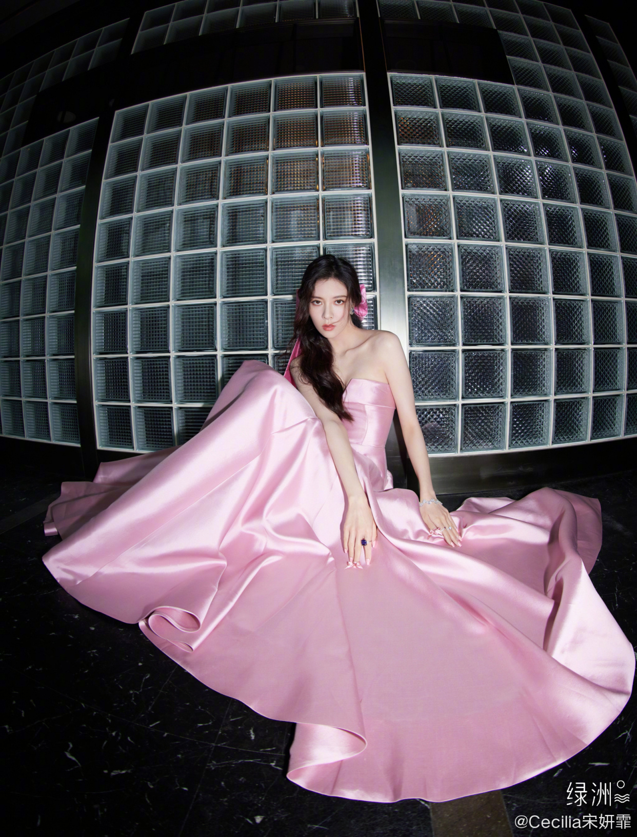 宋妍霏抹胸落地淡粉色长裙