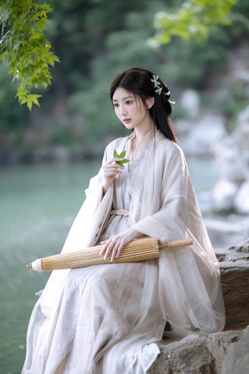 毛晓彤# 一袭白色飘逸古装,妩媚柔情,温婉可人,让人魂牵梦绕