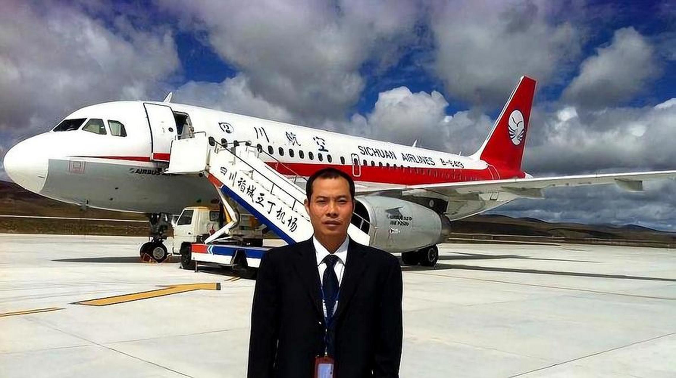 2018年5月14日,四川航空公司3u8633航班在成都区域巡航阶段,驾驶舱右