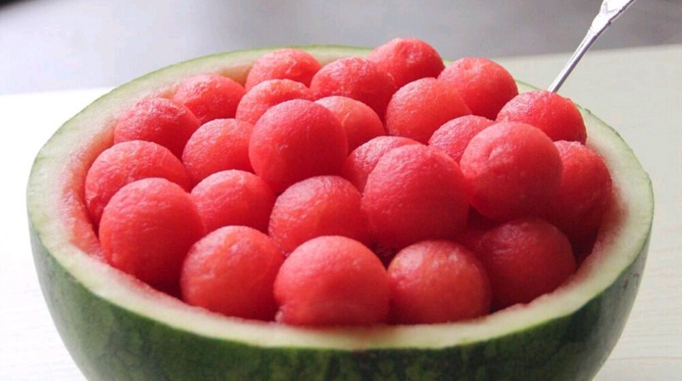 西瓜是一种夏季常见的水果,属于葫芦科西瓜属植物.