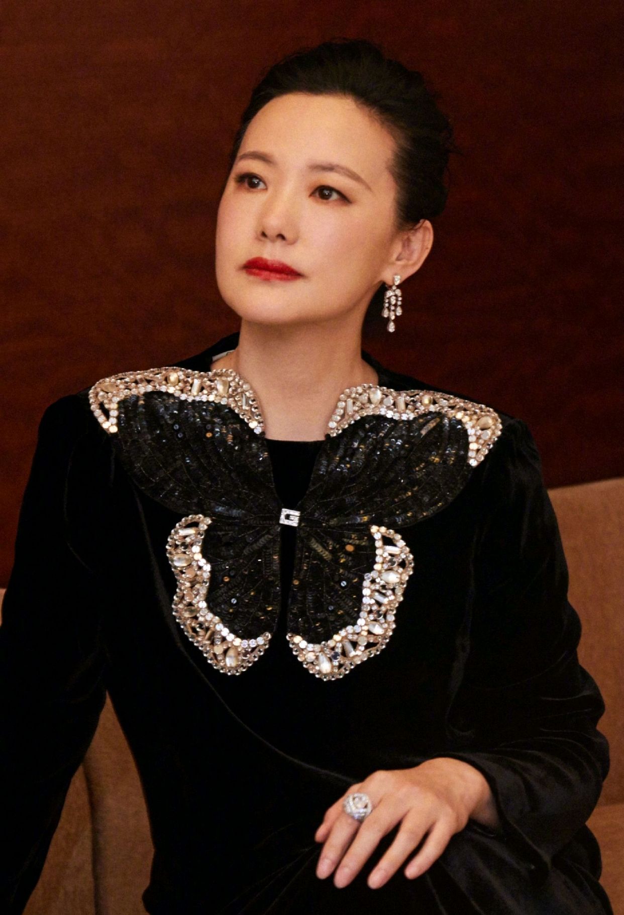 咏梅身着黑色丝绒礼服裙搭配卡地亚珠宝,华贵典雅