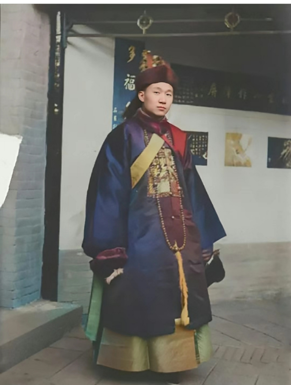 穿着官服的年轻男子,是孔子第七十五代孙,衍圣公!