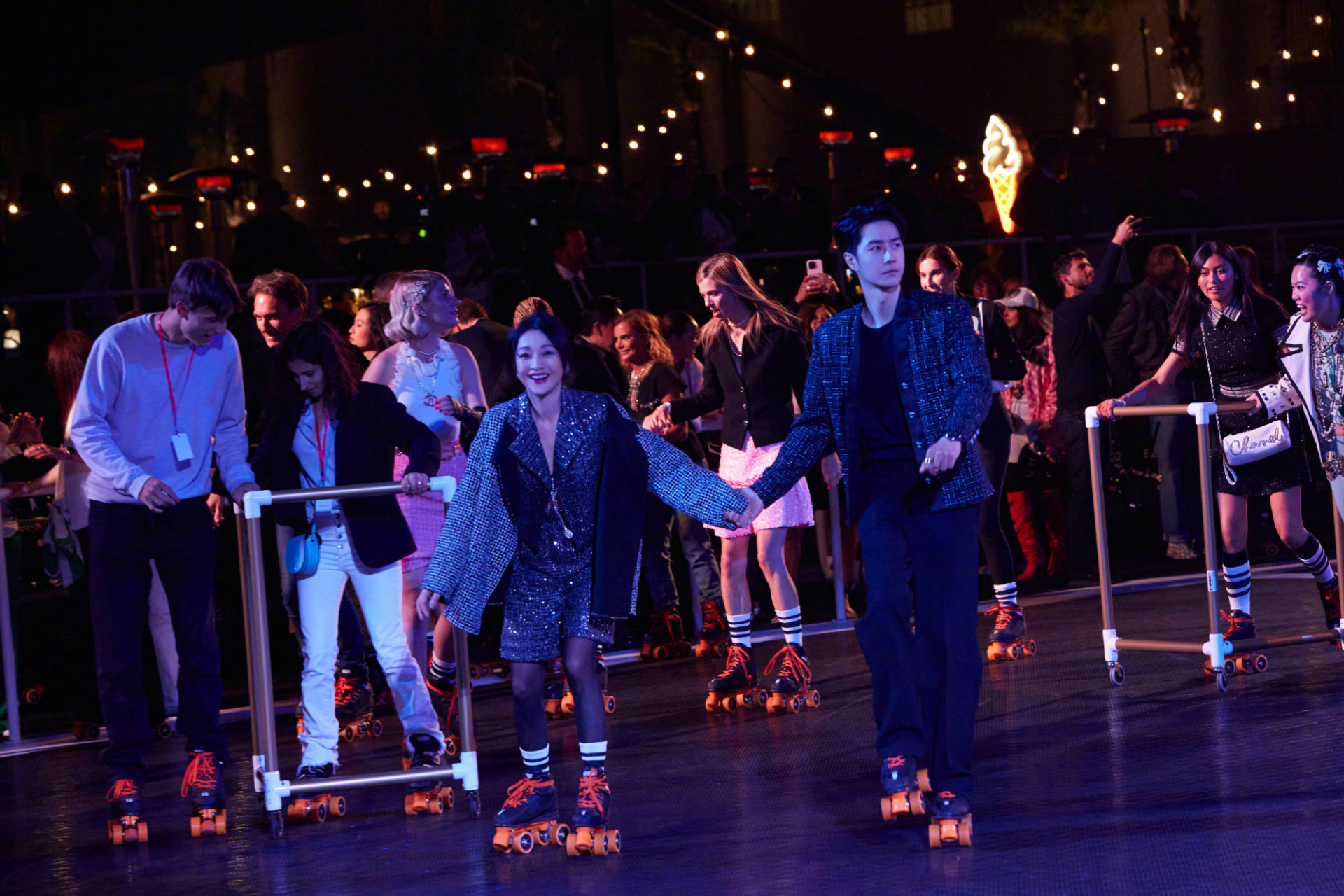 周迅和王一博出席chanel 2024早春度假系列秀后旱冰场party,姐弟牵手