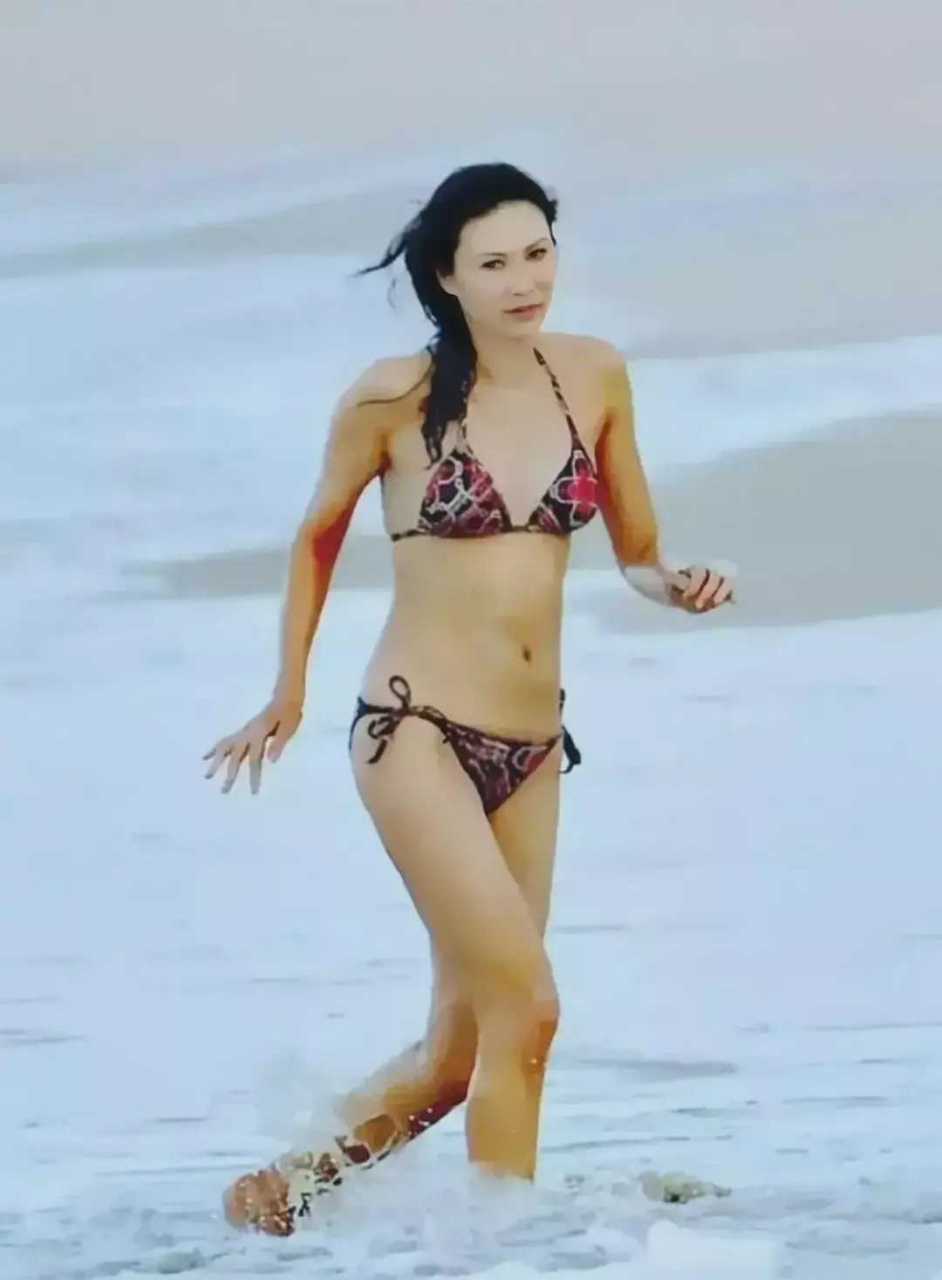 54岁的邓文迪在沙滩上游玩,小腹平坦,没有一点赘肉,这身材堪称完美,哪