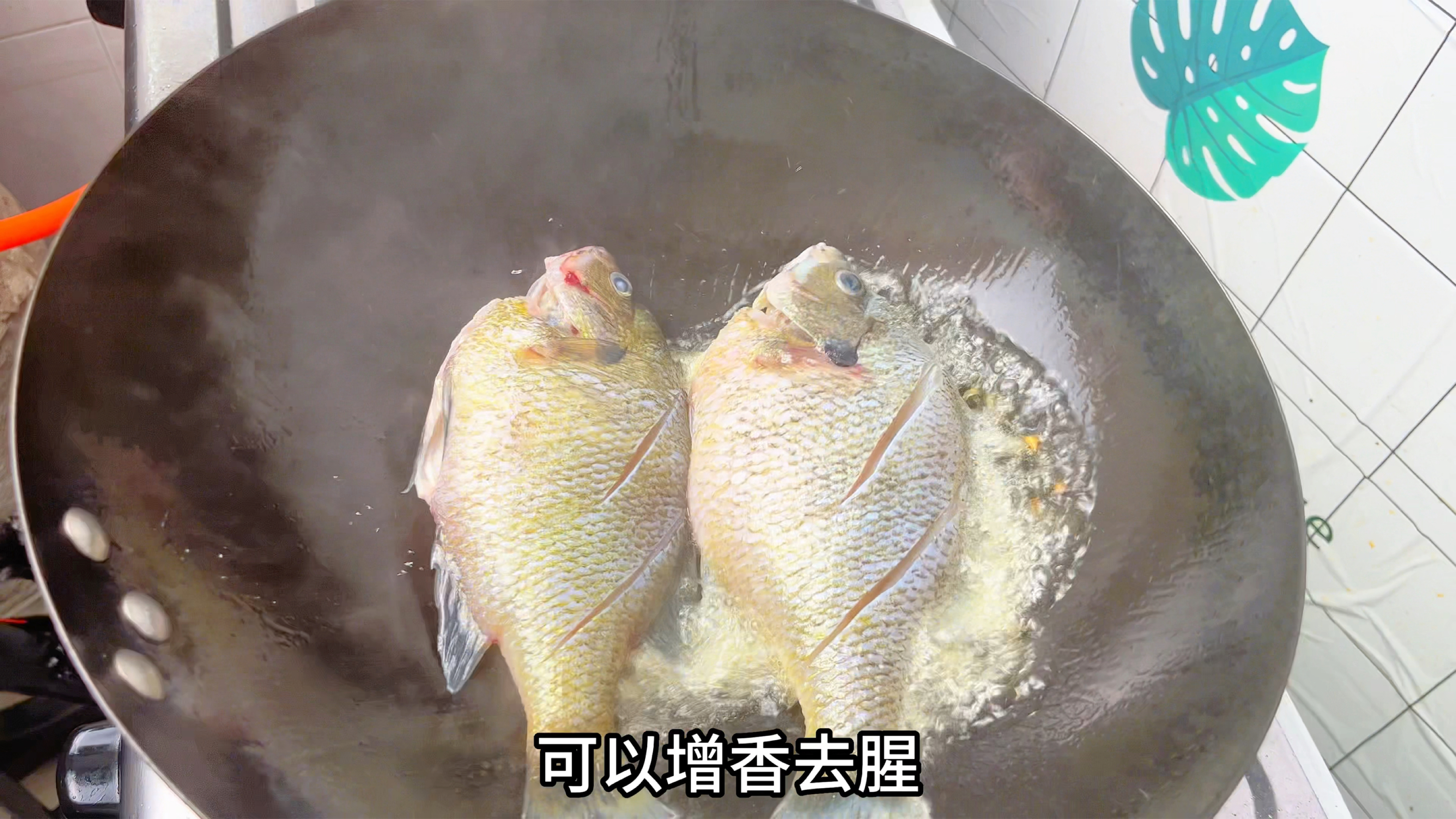 28买2条太阳鱼，分享一道蒜头烧太阳鱼，鱼肉鲜嫩入味又不腥