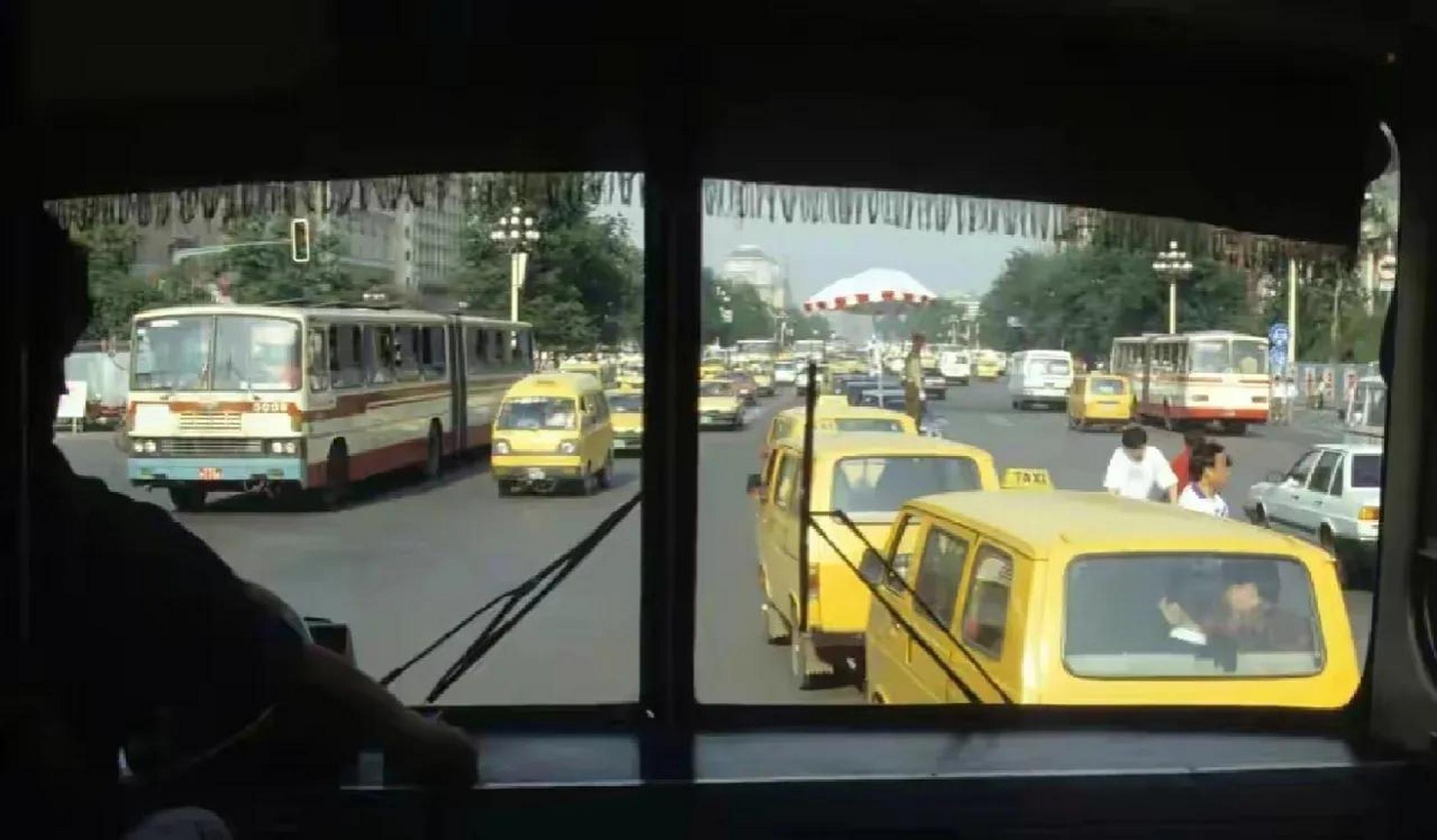 93年的北京,街头很多黄色的出租车,当时这张图是在有轨电车里拍摄的